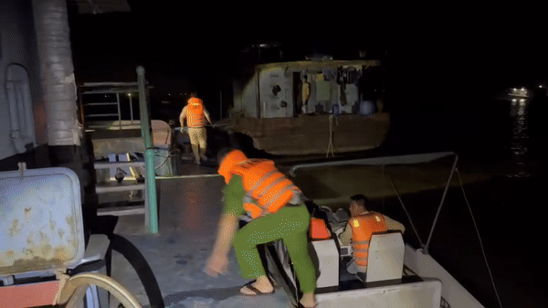 Cảnh sát truy đuổi 2 tàu hút cát trái phép trong đêm