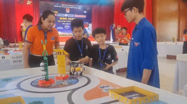 Học sinh Nghệ An đua tốc độ thi 'Sáng tạo Robotics'