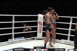 Cao thủ muay Thái liên tục tung đòn đá xoay tuyệt đỉnh hạ knock-out đối thủ