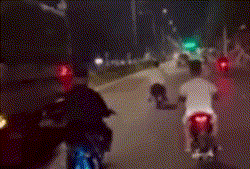 Nhóm thanh niên đua xe không biển số, không đội nón bảo hiểm
