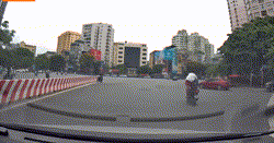 Hai thanh niên đầu trần chạy xe máy ngông nghênh 'đổi lái' ngay giữa phố Hà Nội