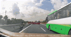 Video ghi lại cú va chạm liên hoàn trên cao tốc, xe nát bét, hiện trường hãi hùng
