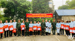 Tiếp nhận, cấp phát 8.000 bộ quần áo cho người dân vùng lũ