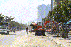Đường biển Đà Nẵng bụi mù vì cát, công nhân cấp tập dọn dẹp