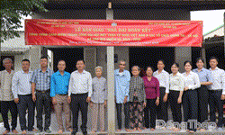 Bàn giao nhà Đại đoàn kết cho ông Nguyễn Văn Bảy