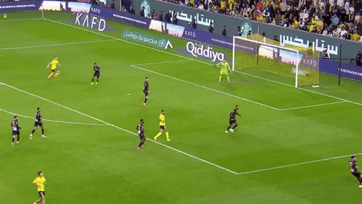 Ở tuổi 40, Ronaldo tái hiện siêu phẩm vào lưới Juventus, đồng đội chỉ biết ôm đầu thán phục