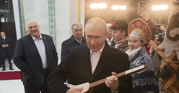 Tổng thống Putin trổ tài chơi nhạc cụ truyền thống của Kyrgyzstan