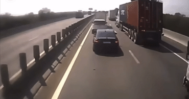 Nóng trên đường: Những pha lấn làn, tăng ga vượt ẩu đáng trách của tài xế