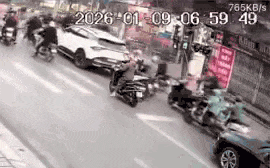Xe hơi đột ngột lùi tông hàng loạt xe máy đang dừng chờ tàu