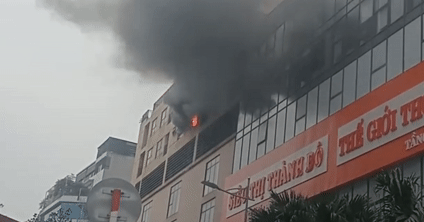 Cháy chung cư ở Hà Nội, lửa bốc ngùn ngụt tại tầng 6
