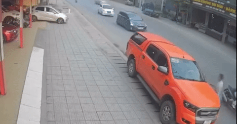 Mở cửa ô tô bên đường, người đàn ông bị xe vượt phải tông văng