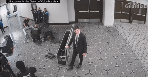 Mỹ công bố video tay súng xông vào sự kiện có ông Trump tham dự