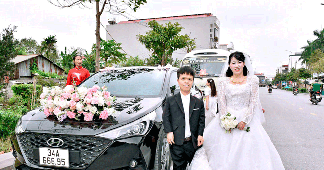 Chàng trai 1m30 vượt 400km cưới cô gái Nghệ An sau 8 năm yêu