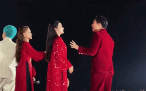 H&ograve;a Minzy 'x&ocirc; đẩy' đồng nghiệp tr&ecirc;n s&acirc;n khấu, cộng đồng mạng tranh c&atilde;i