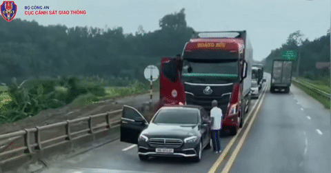 Danh t&iacute;nh nam t&agrave;i xế dừng Mercedes giữa cao tốc để 'ph&acirc;n bua'