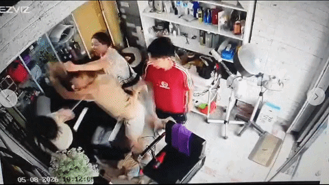 Hà Nội: Người phụ nữ bị đánh túi bụi trong tiệm làm tóc