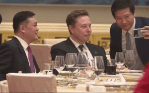 CEO Xiaomi lại gần xin chụp ảnh, Elon Musk có biểu cảm gây sốt toàn cầu