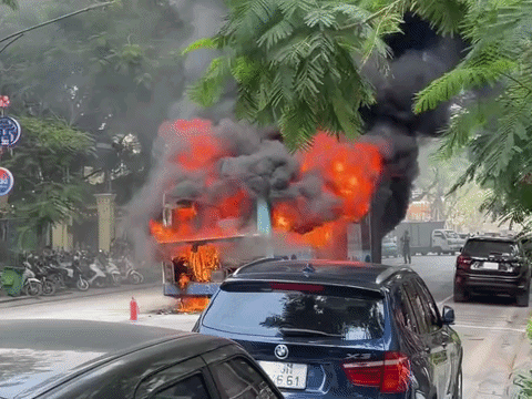 Xe buýt cháy trơ khung trên phố Lý Thường Kiệt, Hà Nội