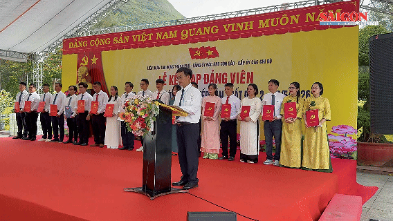 19 công nhân ưu tú trở thành đảng viên dịp sinh nhật Bác