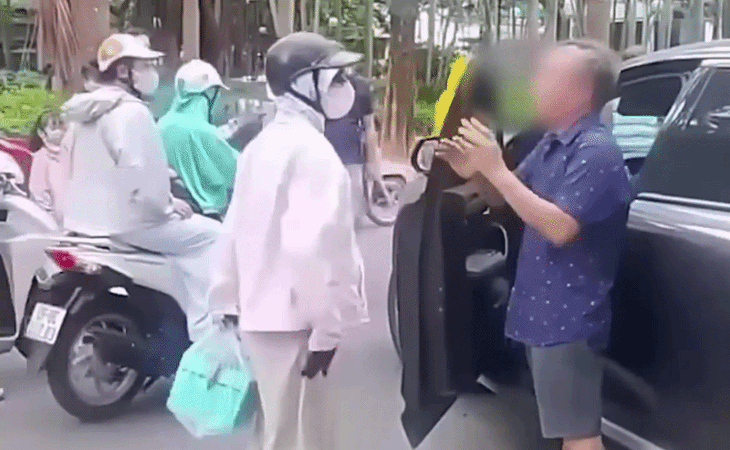 Nguyên nhân vụ việc người phụ nữ đánh lái xe sau va chạm giao thông
