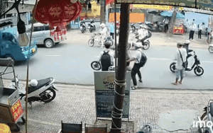 Nam sinh vừa vặn ga xe đạp điện liền gặp sự cố, d&acirc;n t&igrave;nh vội 'r&eacute;o' phụ huynh v&agrave;o cuộc
