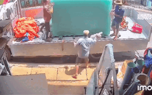 Nh&oacute;m 5 người đ&agrave;n &ocirc;ng khi&ecirc;ng k&iacute;nh, diễn biến tiếp đ&oacute; khiến ai cũng hoảng sợ