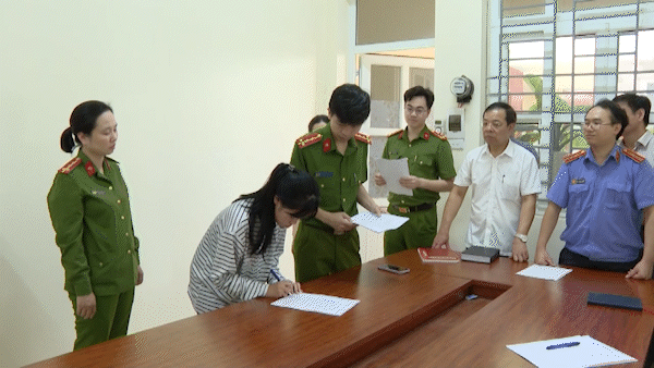 Khởi tố 2 nữ sinh đánh bạn trong nhà vệ sinh của Trường nghề Việt - Xô số 1