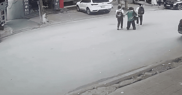 Video nam sinh vi&ecirc;n gặp nạn v&igrave; lỗi nhiều người đi bộ vẫn mắc khi sang đường