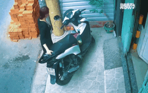 C&ocirc; g&aacute;i 'chết tr&acirc;n' nh&igrave;n chiếc xe m&aacute;y, xem diễn biến trước đ&oacute; d&acirc;n t&igrave;nh r&ocirc;m rả b&agrave;n luận