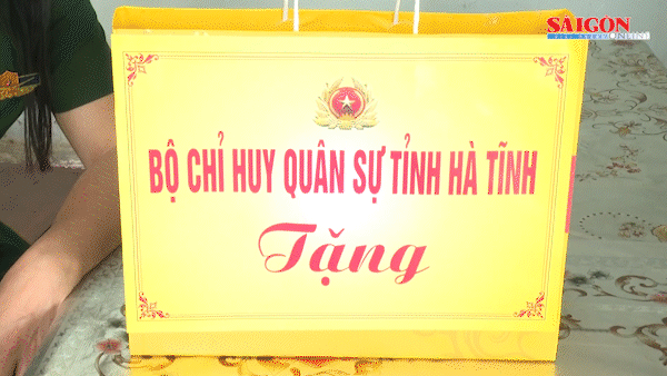 'Mẹ đỡ đầu' tiếp sức trẻ em kh&oacute; khăn đến trường