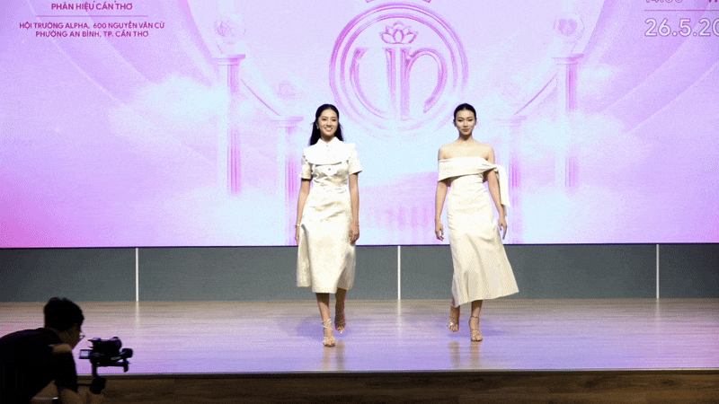 Bước catwalk làm bùng nổ hội trường của Hà Trúc Linh, Huyền Cơ