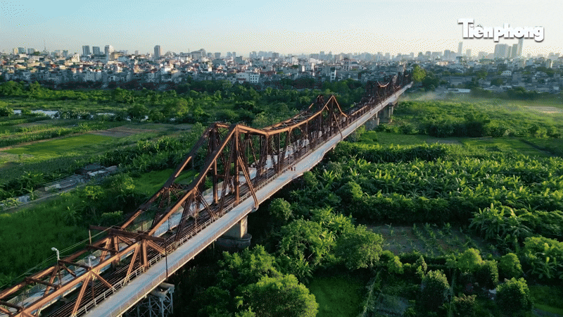 Cầu Long Biên đông đúc trở lại sau gần 2 tháng sửa chữa