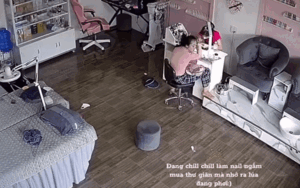 Khách nữ đang làm đẹp thì vội bỏ chạy, xem camera biết lý do ai cũng bất ngờ