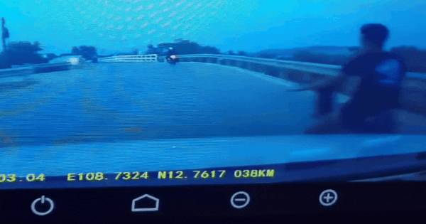 Clip học sinh lớp 9 đánh võng trước đầu ô tô khiến nhiều người thót tim