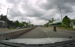 Thanh ni&ecirc;n 'th&iacute;ch thể hiện' khi l&aacute;i xe m&aacute;y, camera h&agrave;nh tr&igrave;nh ghi lại diễn biến bất ngờ tiếp đ&oacute;