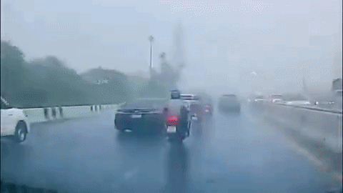 Video người đi xe m&aacute;y bị s&eacute;t đ&aacute;nh ở Bangkok: Sợi d&acirc;y chuyền 'h&uacute;t s&eacute;t'?