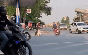 Vừa lướt qua 2 c&ocirc; g&aacute;i, thanh ni&ecirc;n gặp sự cố kh&oacute; đỡ v&ocirc; c&ugrave;ng