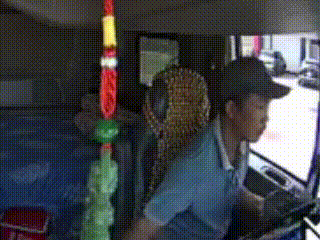 Tin mới vụ tài xế xe đầu kéo ở Gia Lai bất ngờ bị người đàn ông nước ngoài tấn công