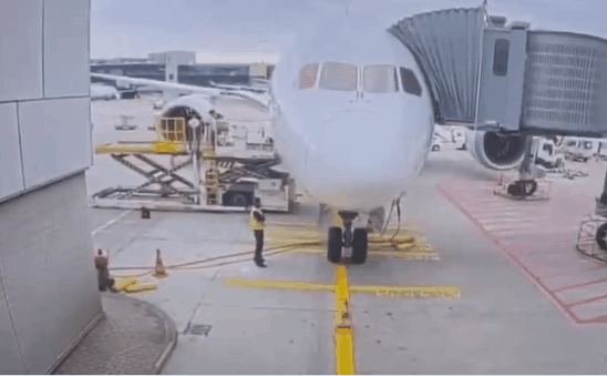 Boeing 787 mới tinh của Lufthansa bất ngờ 'gục đầu' tại sân bay Frankfurt, nhiều người bị thương