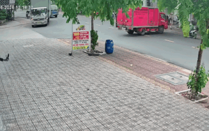 Ch&agrave;ng trai ng&atilde; s&otilde;ng so&agrave;i tr&ecirc;n lề đường, xem diễn biến trước đ&oacute; d&acirc;n t&igrave;nh kh&ocirc;ng thể b&ecirc;nh vực