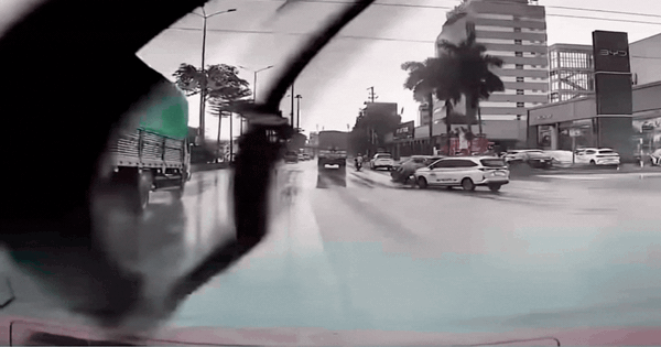 Clip &ocirc; t&ocirc; chuyển hướng bất ngờ, đẩy người đi xe m&aacute;y v&agrave;o t&igrave;nh huống su&yacute;t mất mạng