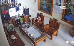 'Khối nghỉ hè' ở nhà, bố mẹ xem lại camera mà nói không nên lời