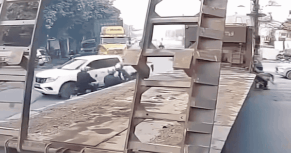 Video c&ocirc; g&aacute;i tho&aacute;t nạn trong gang tấc v&igrave; đi v&agrave;o điểm m&ugrave; xe tải