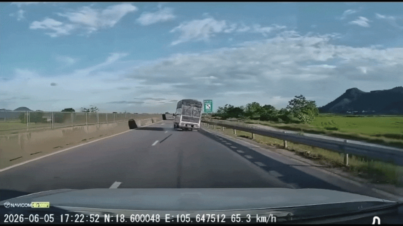 Clip: Xe tải nổ lốp, nghiêng ngả trên cao tốc