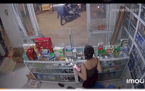 Đang ngồi tr&ocirc;ng quầy thuốc, c&ocirc; g&aacute;i được chứng kiến khoảnh khắc kh&oacute; đỡ của nam thanh ni&ecirc;n