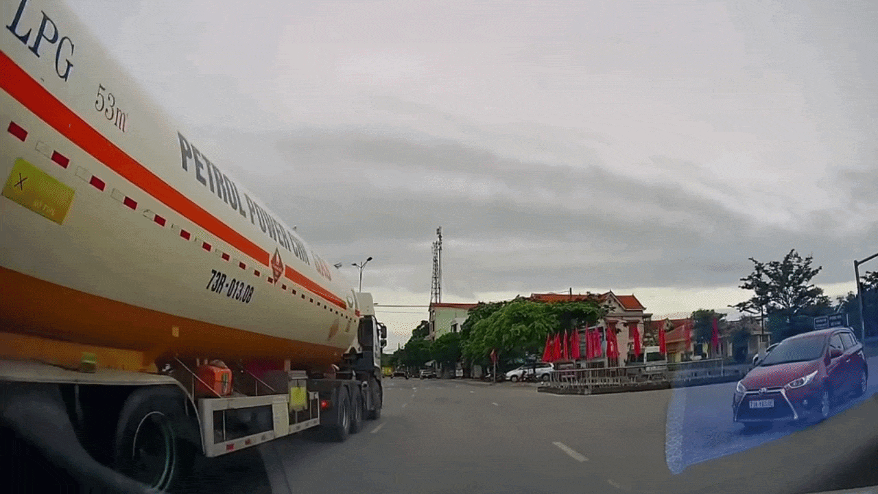 Clip: Xe m&aacute;y đi từ g&oacute;c khuất, tạt ngang đầu xe bồn