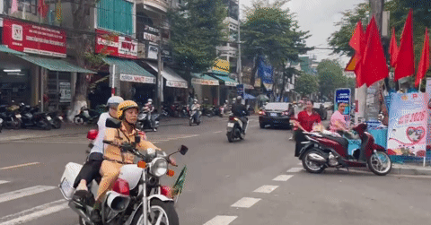 Thí sinh vắng mặt ở điểm thi tốt nghiệp THPT, CSGT tức tốc đến tận nhà đánh thức