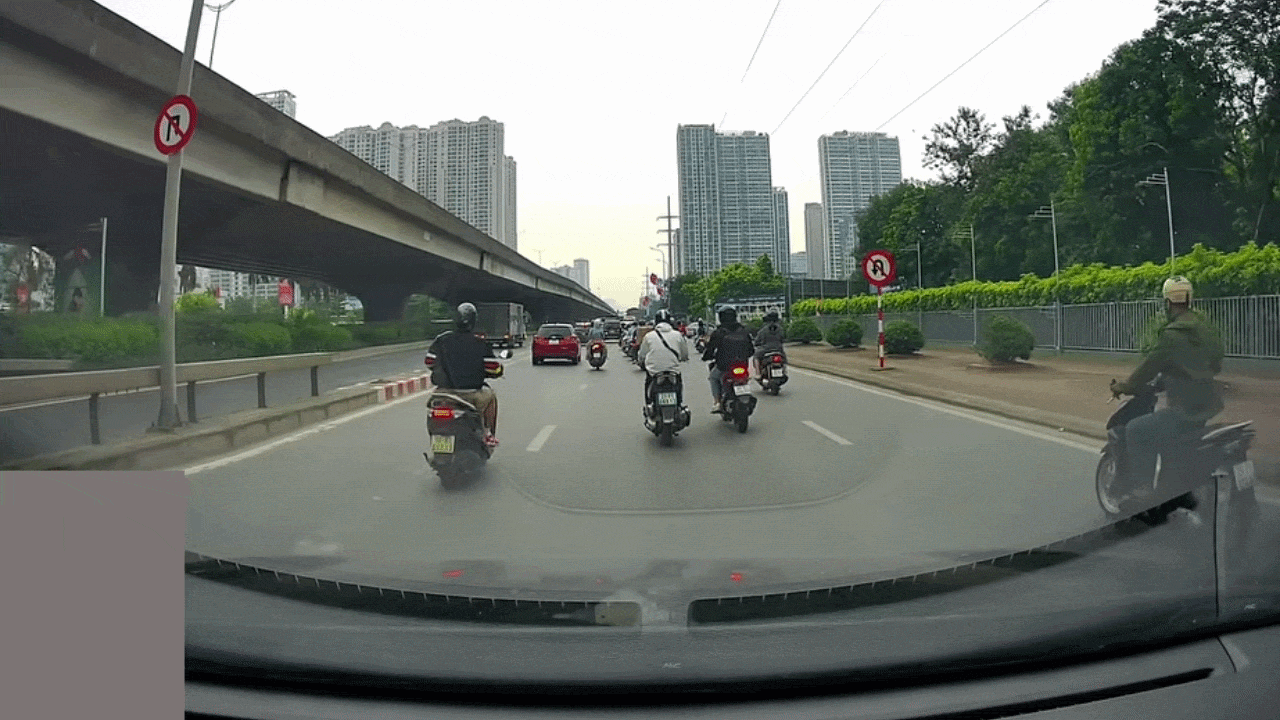 Clip: Người đi xe m&aacute;y vượt ẩu đốn ng&atilde; xe kh&aacute;c