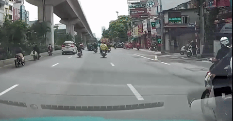 Xe máy chở hàng cồng kềnh kéo ngã cô gái ngay trước đầu ô tô