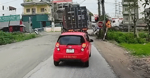 Phớt lờ biển b&aacute;o STOP, sai lầm 'chết người' của nhiều t&agrave;i xế Việt